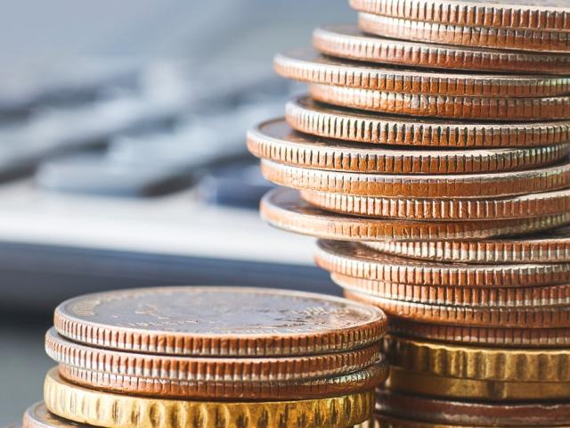 coins calculator and pen